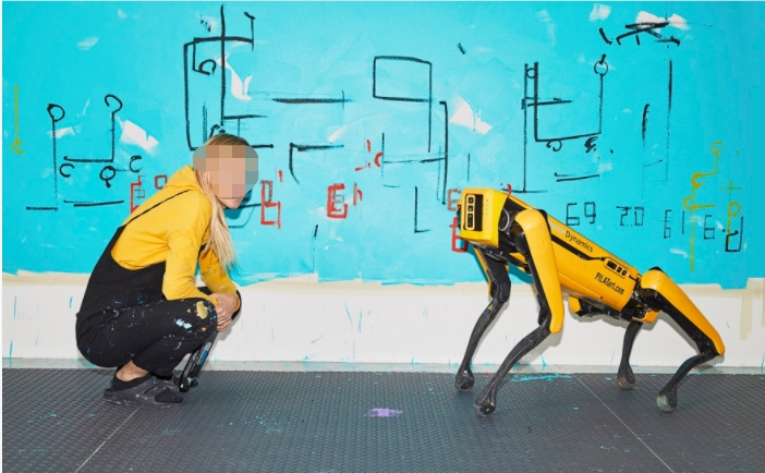 艺术家训练波士顿动力机器狗作画 并参加大型画展