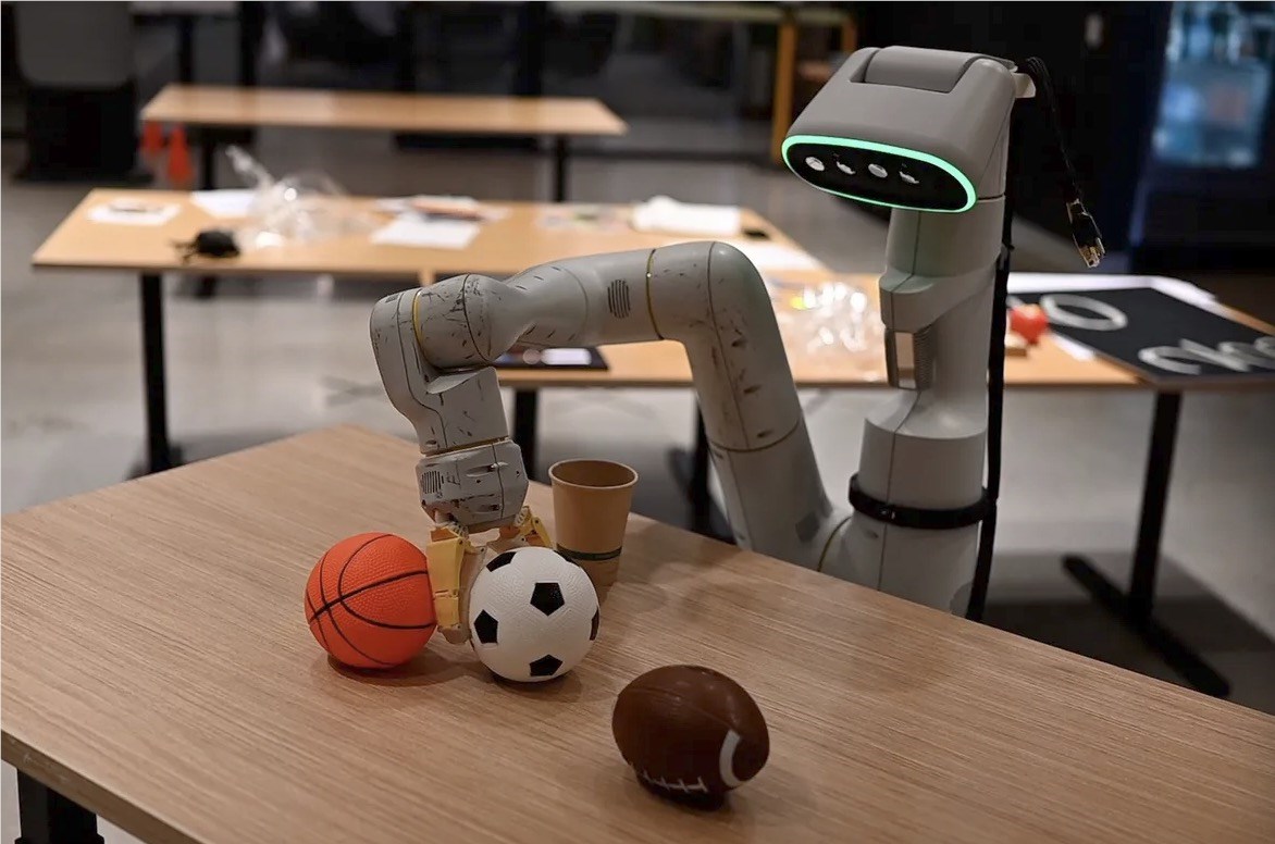 谷歌正在以训练人工智能聊天机器人的方式训练机器人