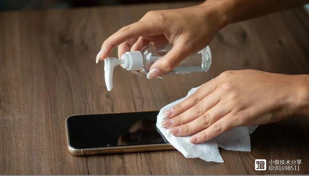 手机屏幕脏不要用纸擦，教你正确清洁手机屏幕，不留指印还不沾灰