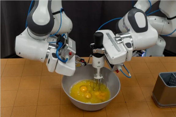 丰田训练AI机器人制作早餐，无需编码、通过触觉学习