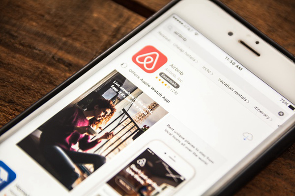 Airbnb 部署 AI 驱动的防聚会系统阻止「高风险」万圣节派对预订