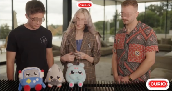 马斯克前女友Grimes与玩具公司合作推出AI毛绒玩具系列，首款命名为Grok