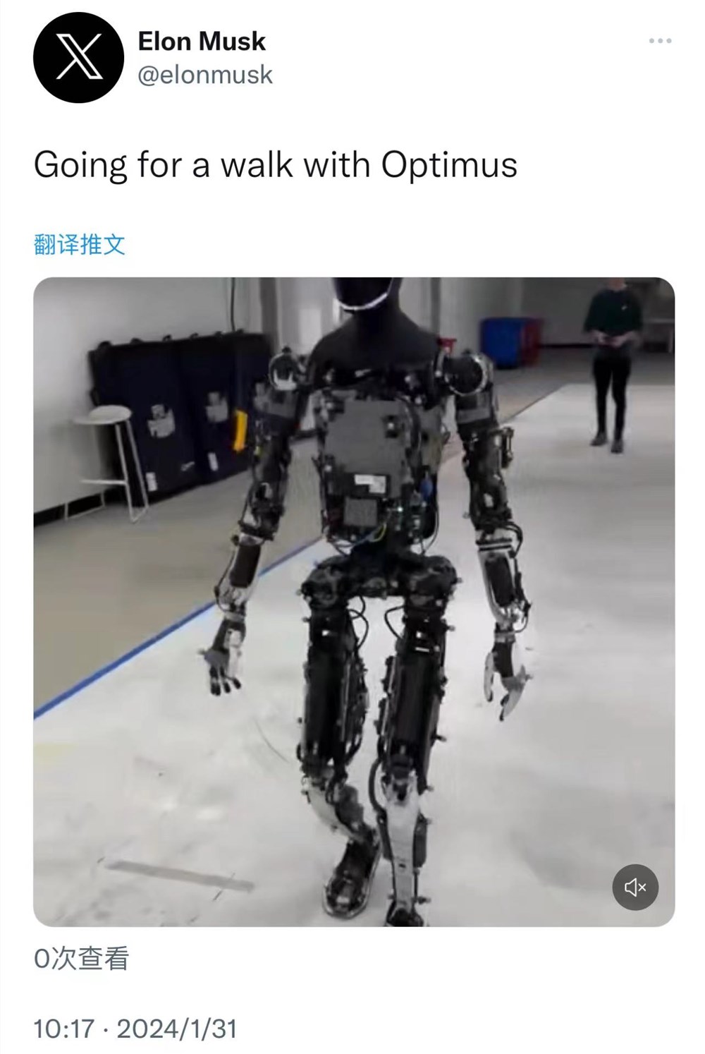 马斯克晒机器人走路视频 称“要去和擎天柱散步”