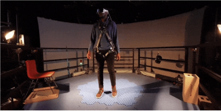 全网首测迪士尼Holotile： 360 度原地行走的VR魔法地板